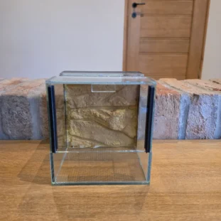 15×15×15 háttérrel ellátott terrárium